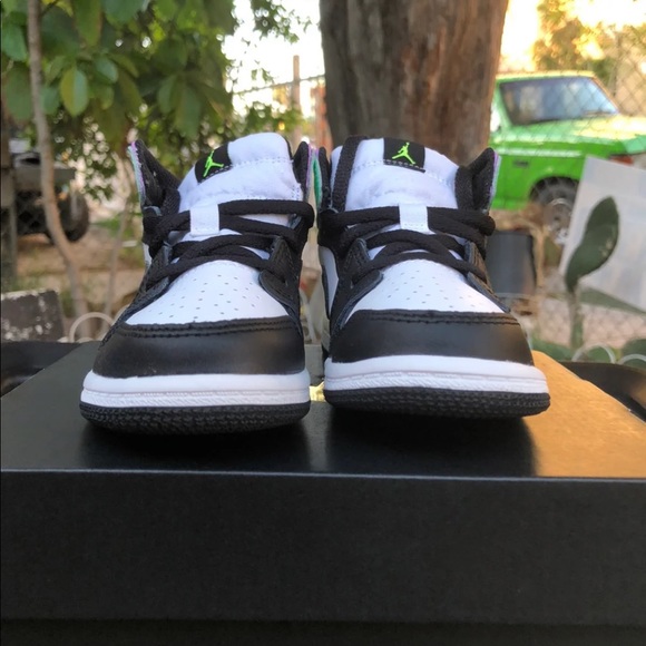 Air Jordan 1 Mid Green Glow Size 10c - Picture 2 of 5